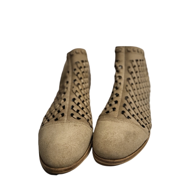 Vince Camuto Phortiena Sand Suede Cutout ankle bootie Size 10 - Picture 4 of 11